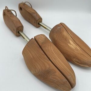 Split-toe cedar shoe tree pair, size L